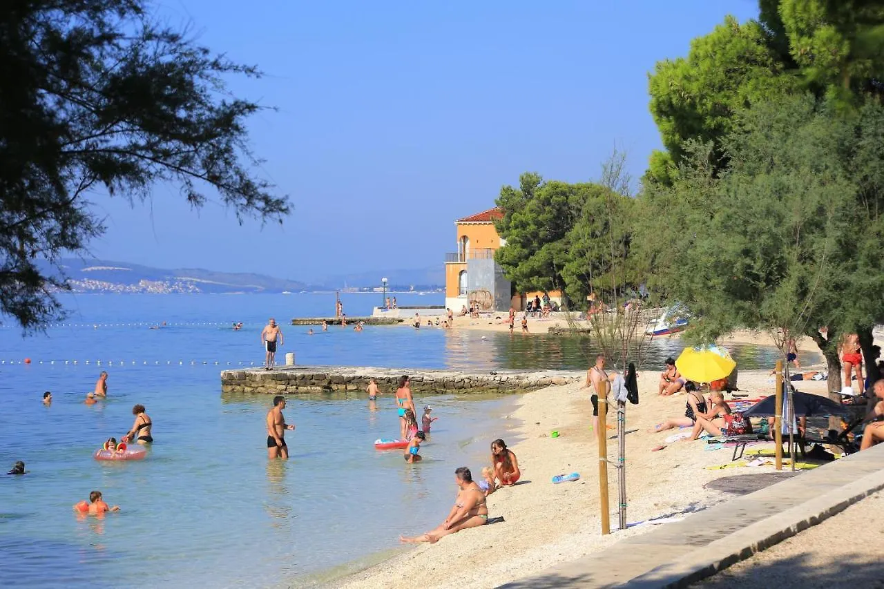 Apartments By The Sea Kastel Kambelovac, Kastela - 20942 0*,